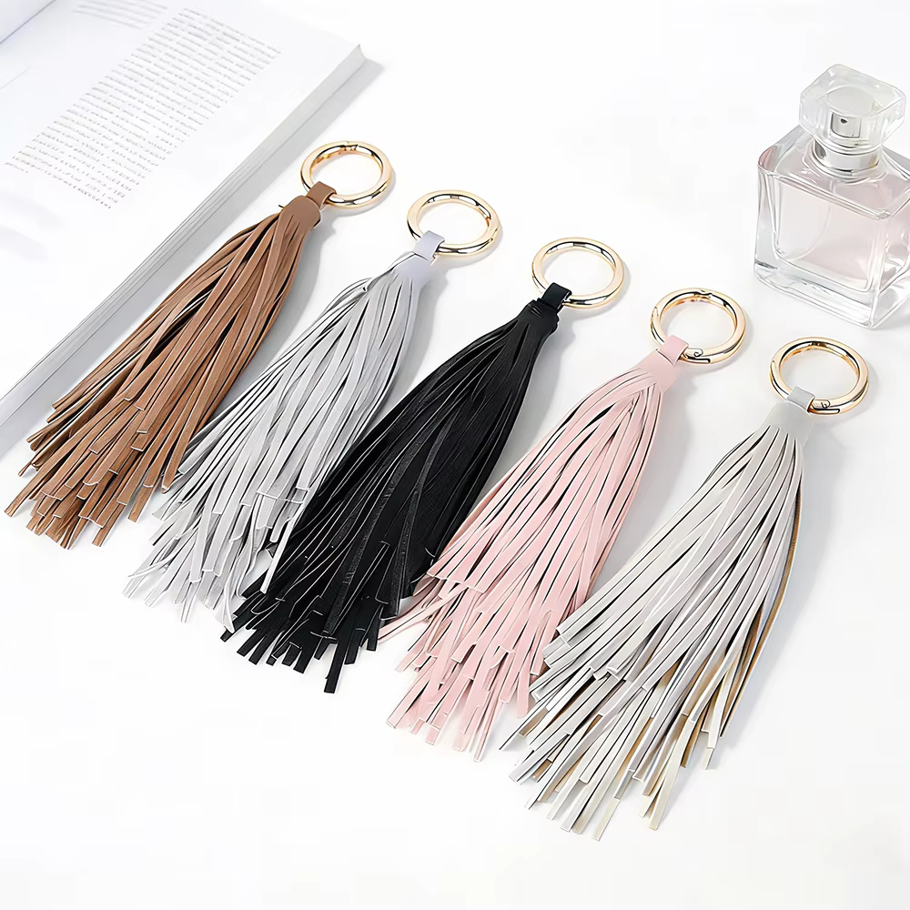 Porte-clés de luxe en cuir souple avec pompon, élégant pendentif de sac, accessoire de clé de voiture, bijou pour femme et fille, cadeau ﻿