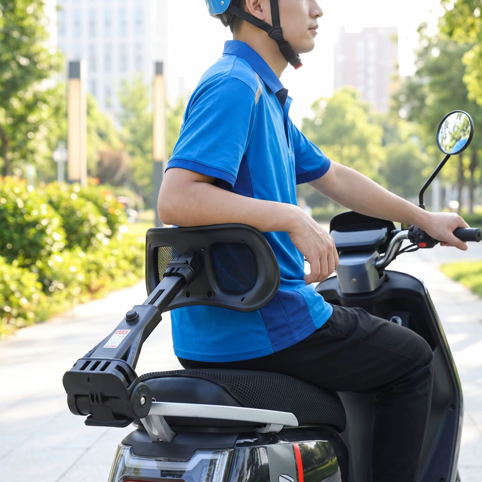 Soutien dorsal réglable pour trottinette avec fixation par pince