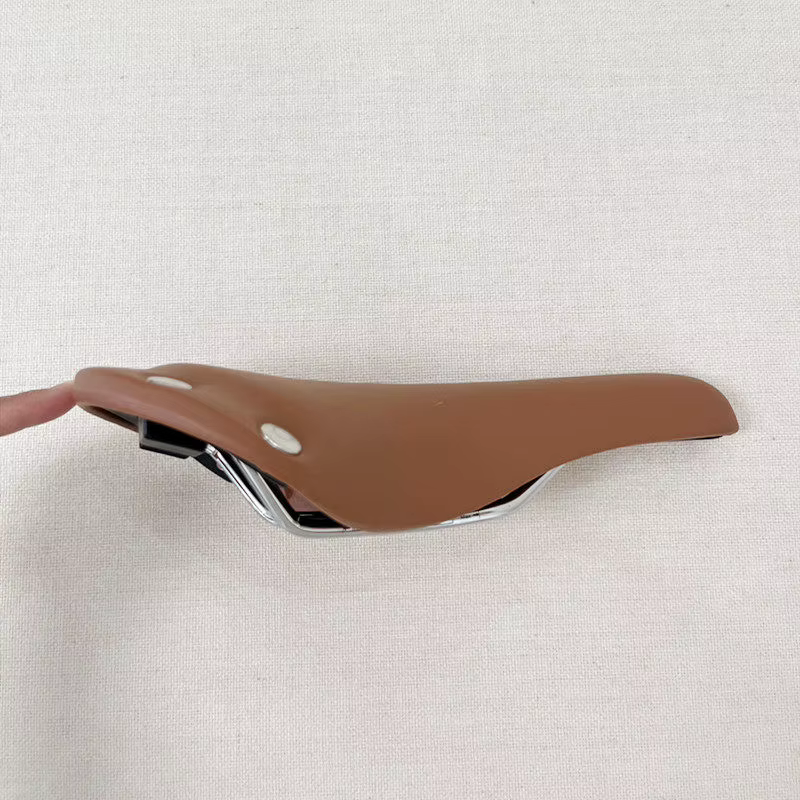 Selle de vélo vintage rivetée marron