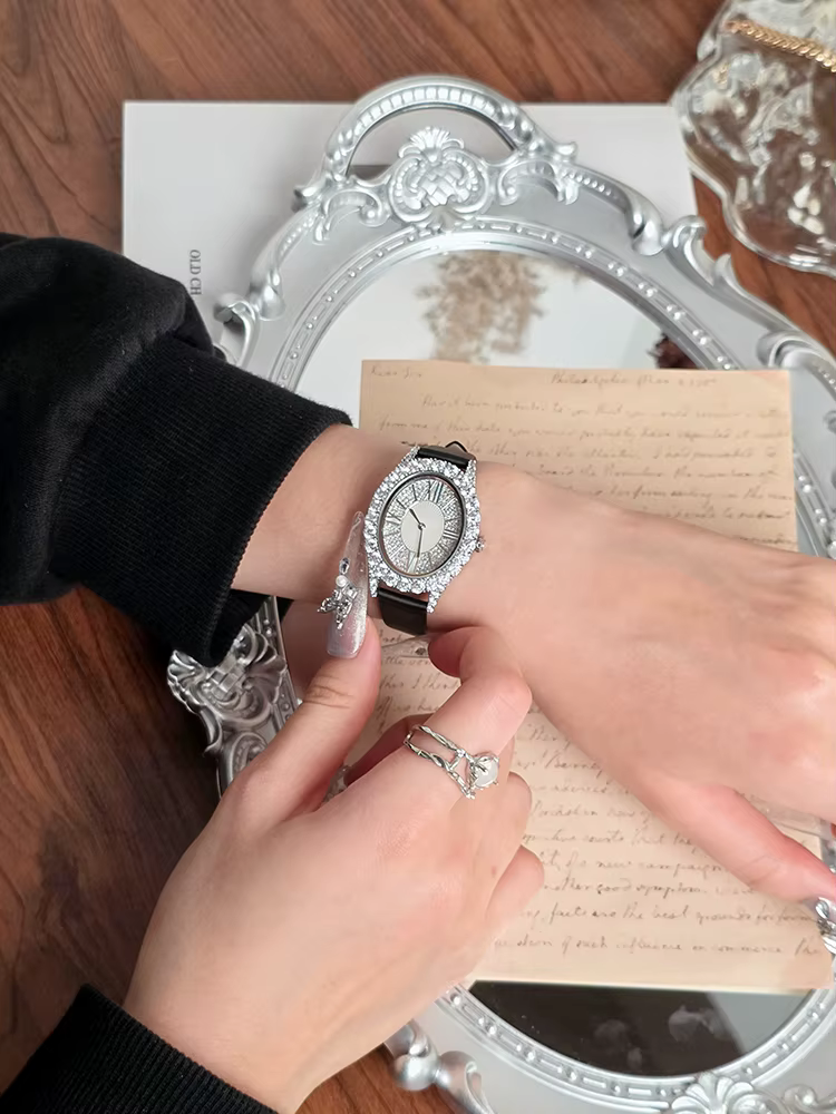 Montres et accessoires, montres pour femmes avec bracelets en cuir, montres-bracelets élégantes et polyvalentes, haut de gamme pour femmes.