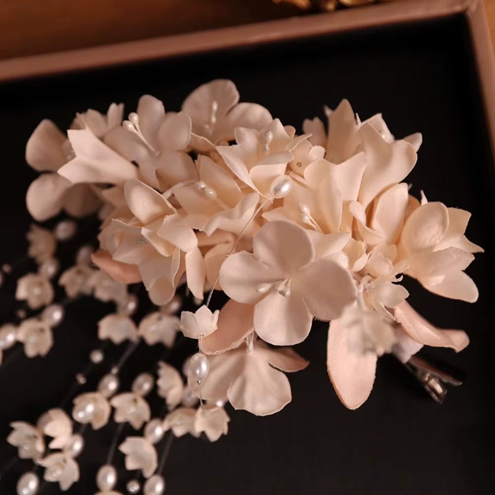 Superbe Coiffe de Mariée Élégante et Luxueuse, Accessoire Cheveux Fée avec Pompon, Perles et Fleurs, Barrettes pour Mariage