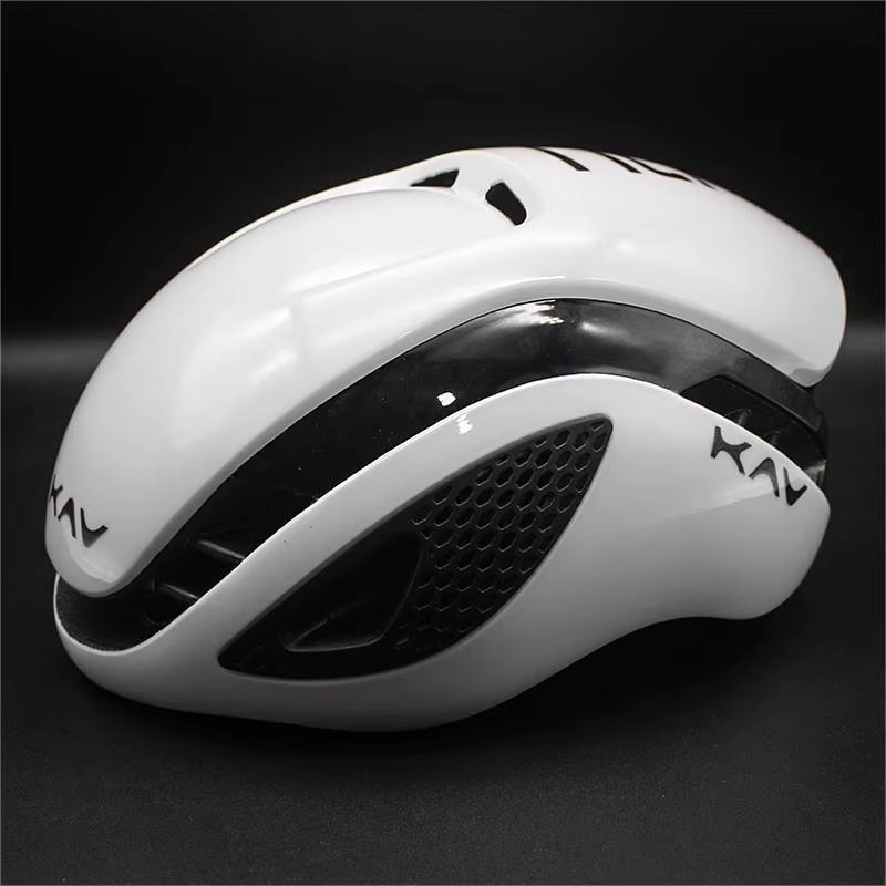 Casque de cyclisme aérodynamique rouge brillant