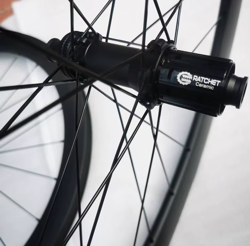Roues de vélo en carbone pour gravier avec autocollants