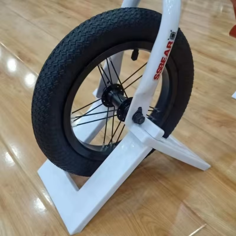 Support de stationnement et de présentation pour trottinettes et vélos d'enfants