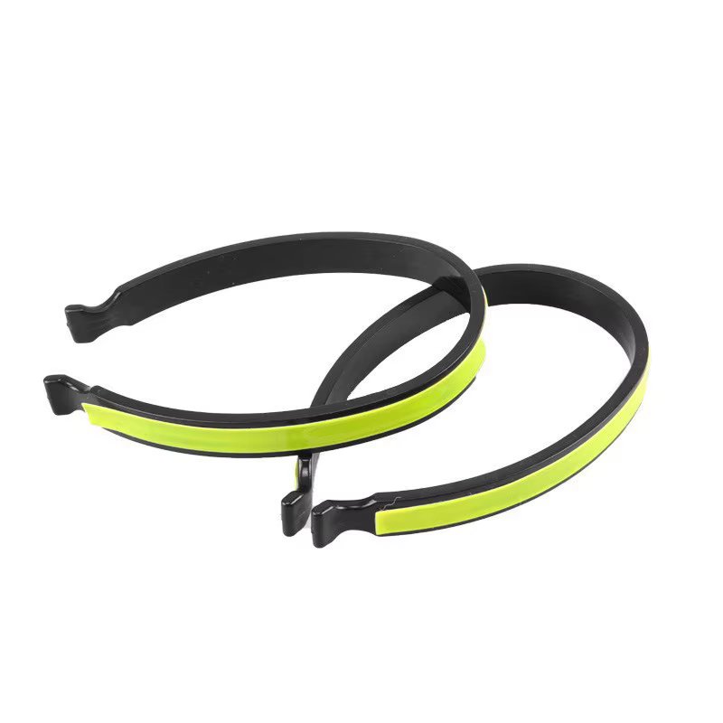 Une paire de clips réfléchissants pour pantalon de vélo
