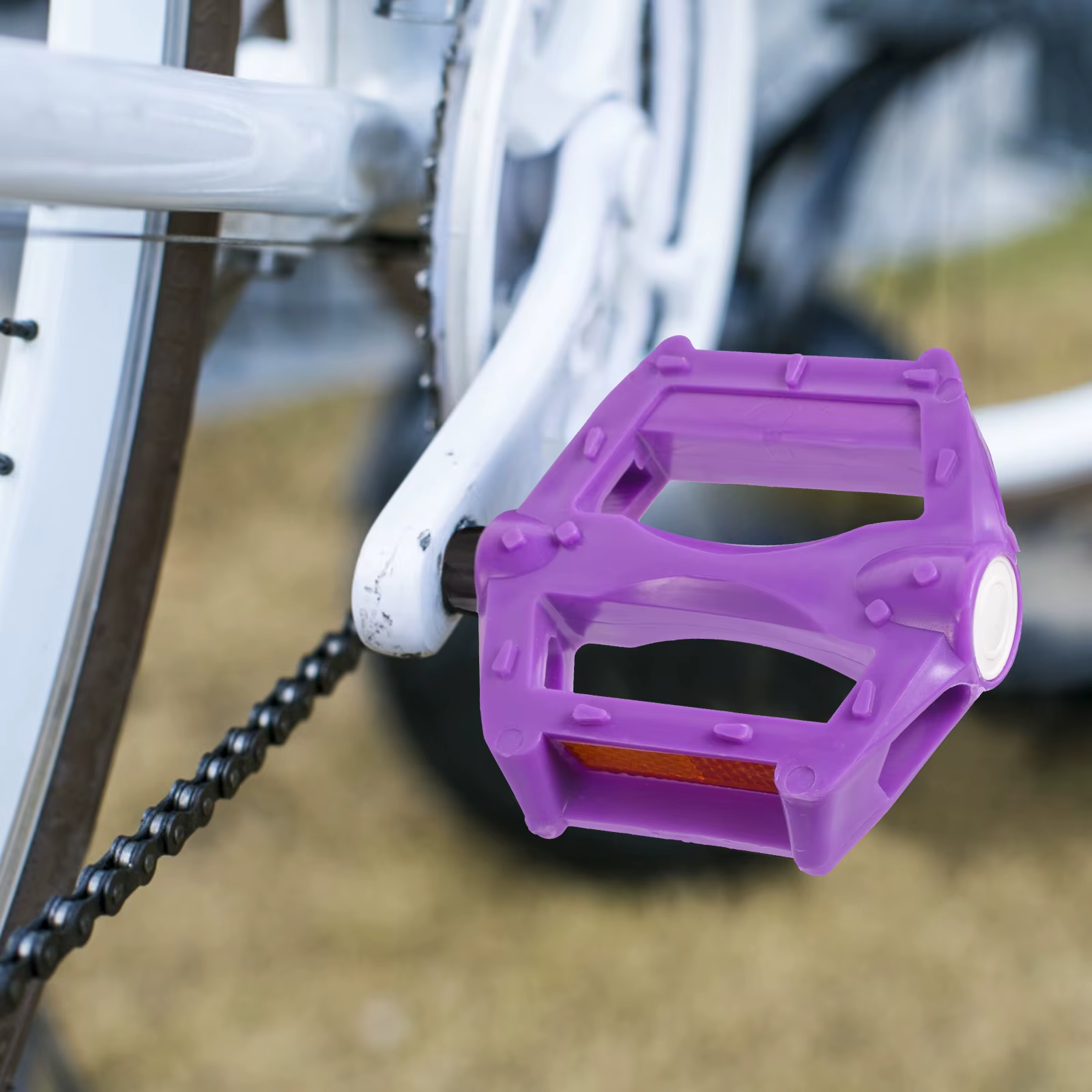 Pédales de vélo violettes en plastique et fer