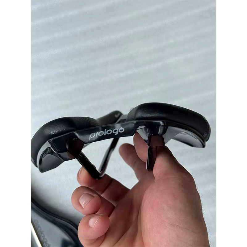 Selle de vélo tout-terrain Dimension AGX en forme de V
