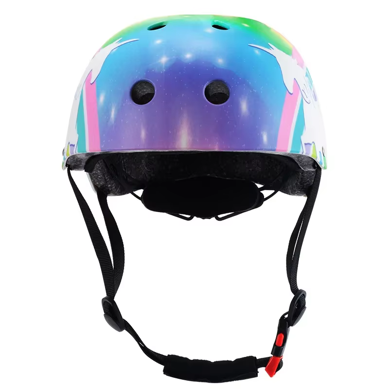 Beaux enfants arc-en-ciel cyclisme casque de vélo