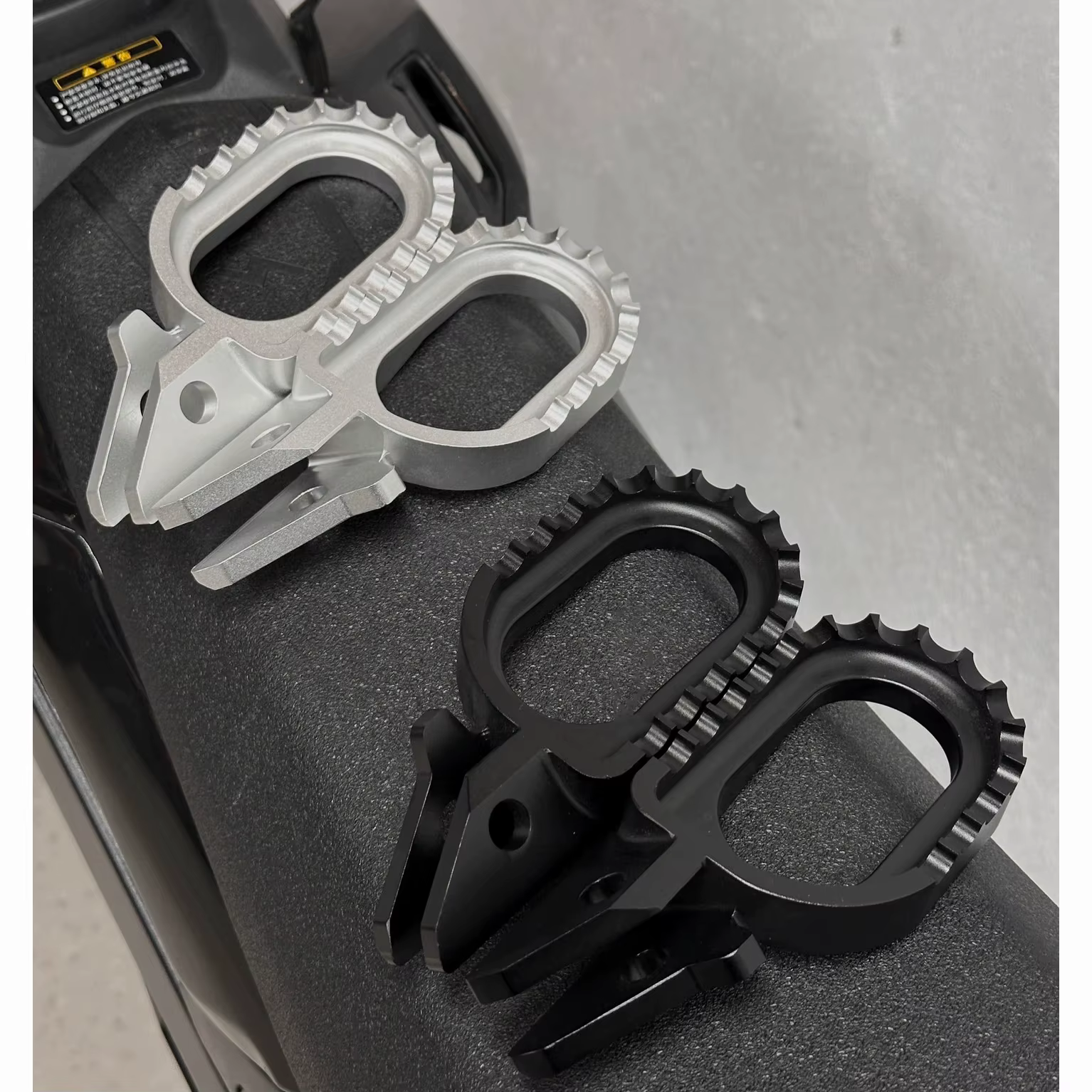 Super Ebike Ultra Bee : Repose-pieds en alliage d'aluminium léger